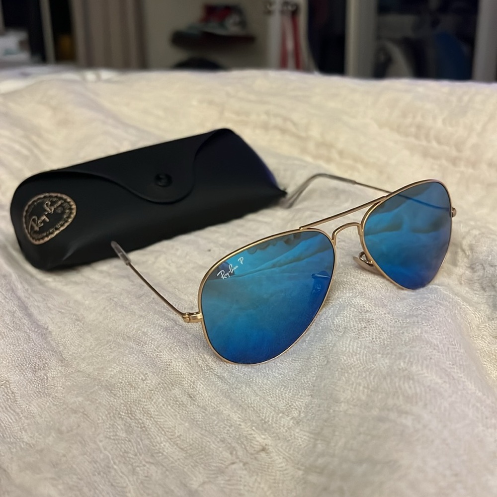 Aviator Raybans with Blue lenses, gold frames, polarized comes with case